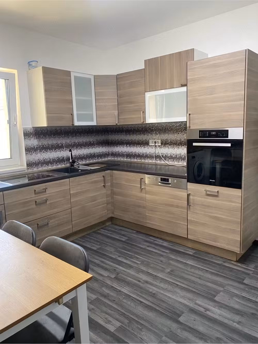 Apartament cu 2 camere, curte privată-Giarmata Vii