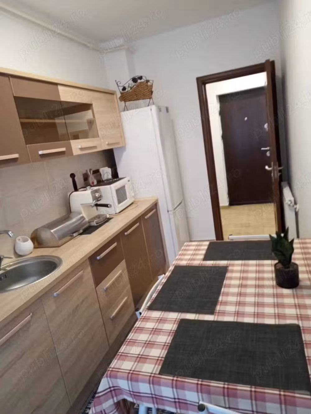 Garsonieră 36 mp, etaj 2, balcon 6 m, mobilată complet Mega în fața blocului