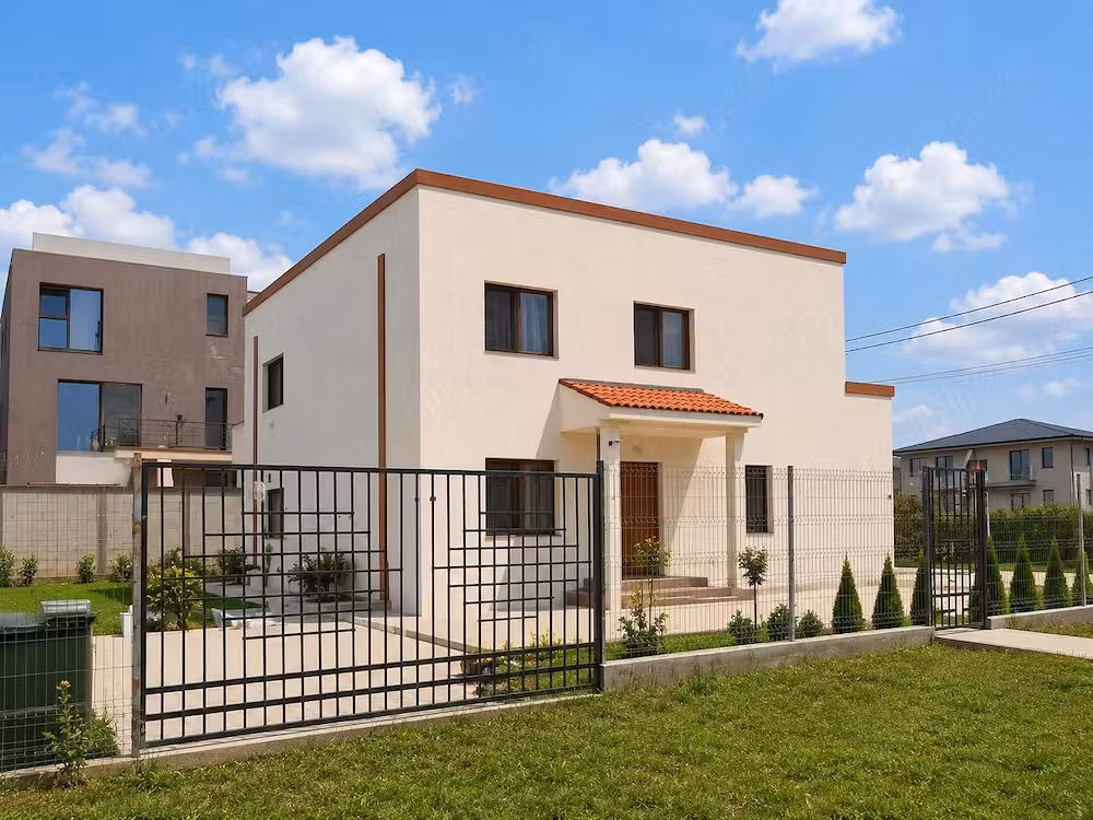 Casă Duplex Mangalia | 2 Apartamente Separate | Curte, 8 Parcări, Mobilată Nou