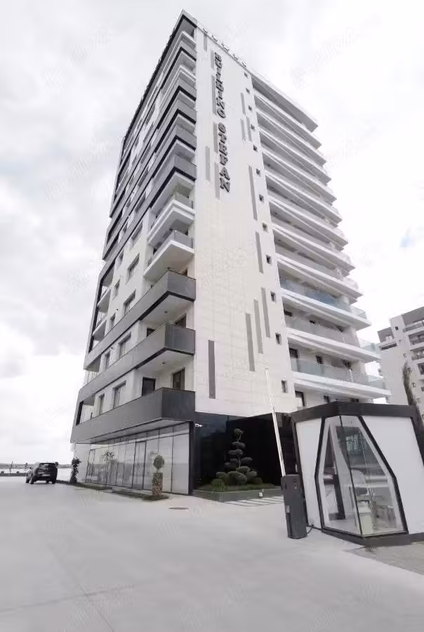 Închiriez 2 garsoniere în Mamaia Central și Ștefan Building Lake