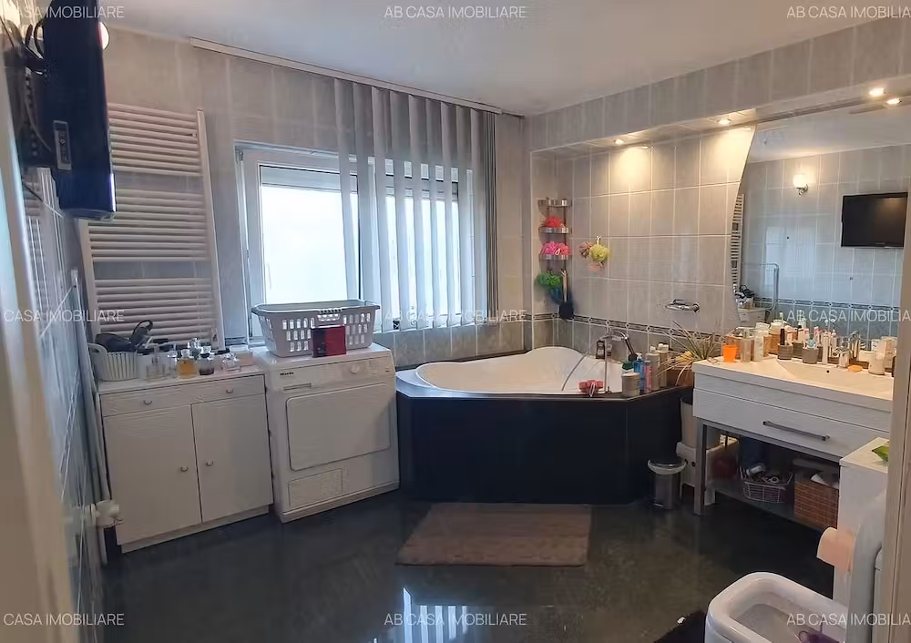 Apartament deosebit, 3 camere, 2 băi, 1 balcon, 90 mp, et. 3, zona Girocului, cu garaj, comision 0%