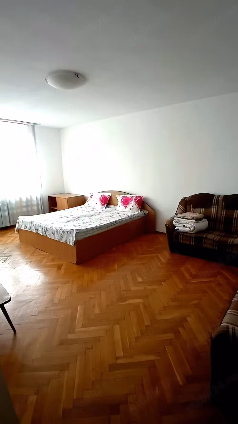Inchiriez apartament 3 camere decomandat , mobilat -utilat (centrala termica  ,masina spalat ) in zo
