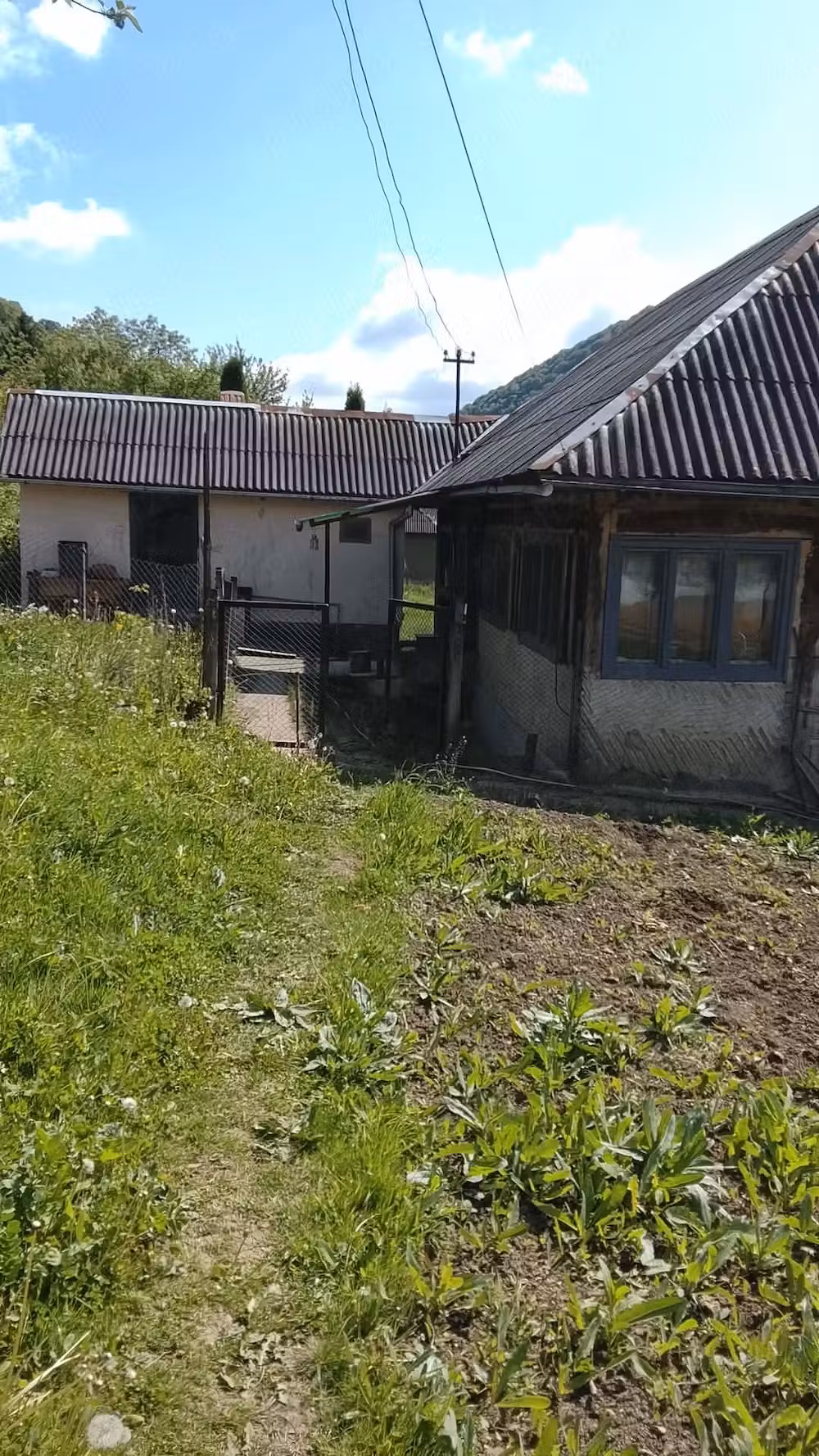 Vând casa zona liniștită