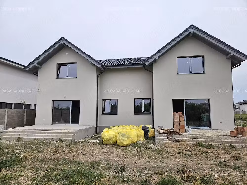 Duplex nou, P+M, 1 apartament la cheie, 1 la alb, Moșnița Nouă, comision 0%