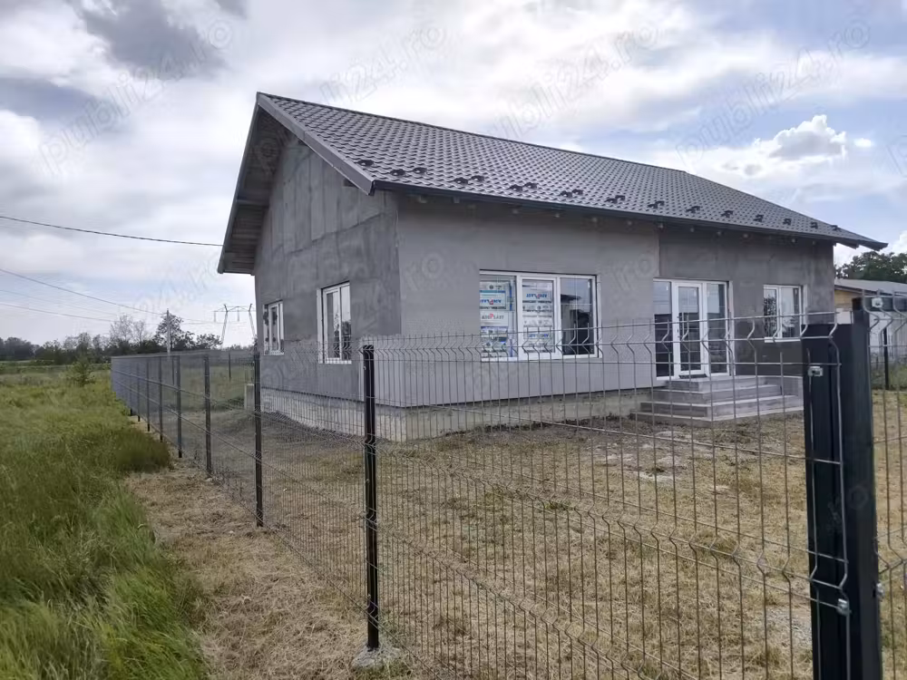 De vanzare casa cu 3 camere ,terasa de 25 metri patrati si gradina