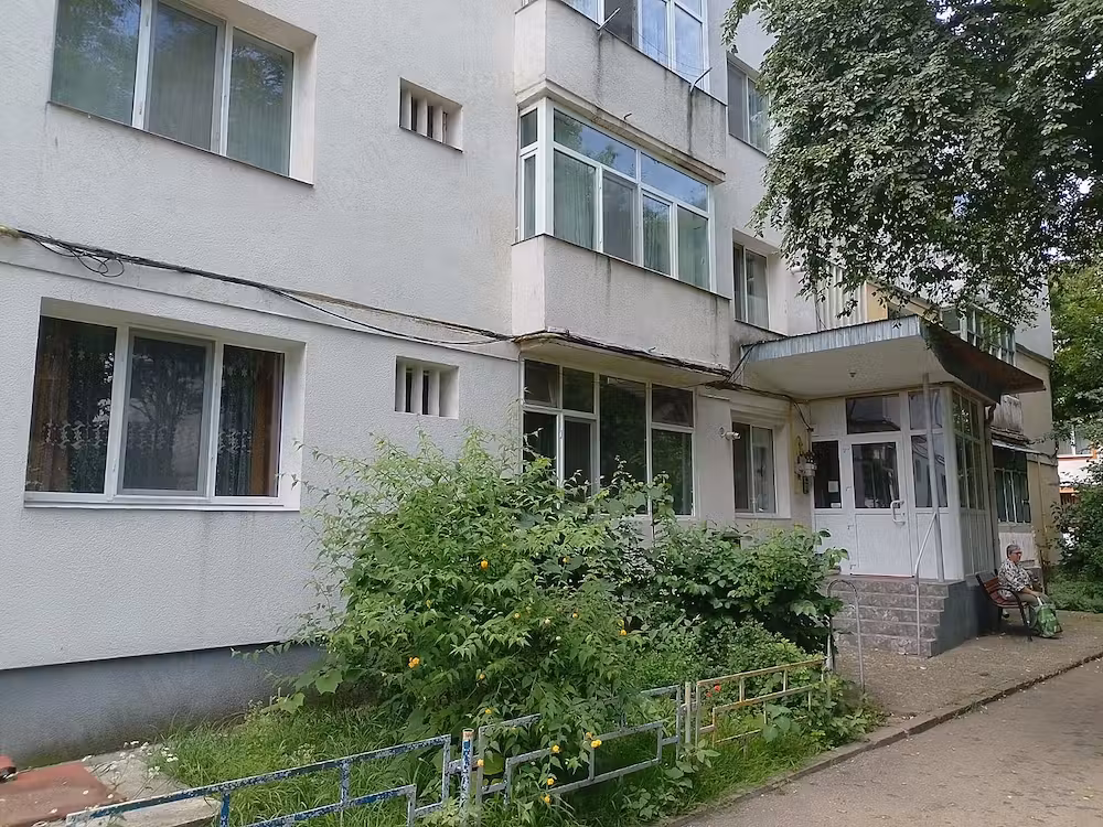 Inchiriez apartament 2 camere in Pascani deal,zona ultracentrala,str Stefan cel Mare (zona BCR)
