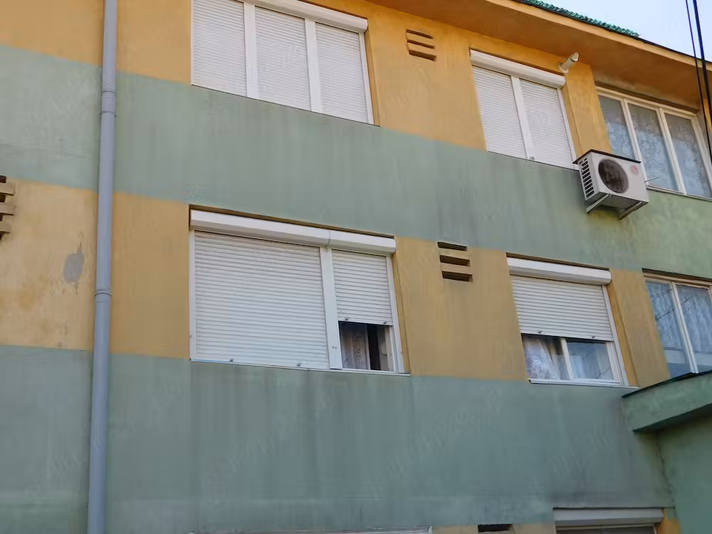 Vand ap.3 camere,central,et.1,garaj,negociabil !