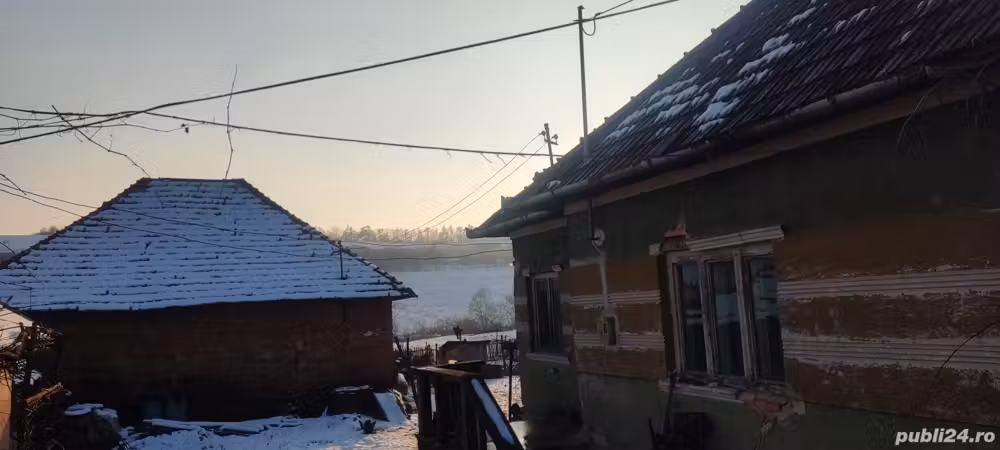 vand casa la tara cu anexe si pamant in spatele casei