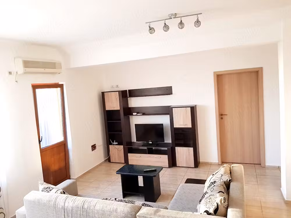 Proprietar inchiriez apartment cu 3 camere zona Spitalul Judetean