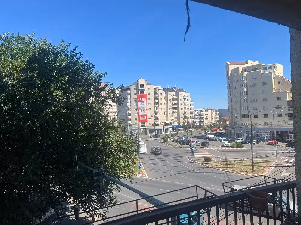 Vand apartament 2 camere zona Intim