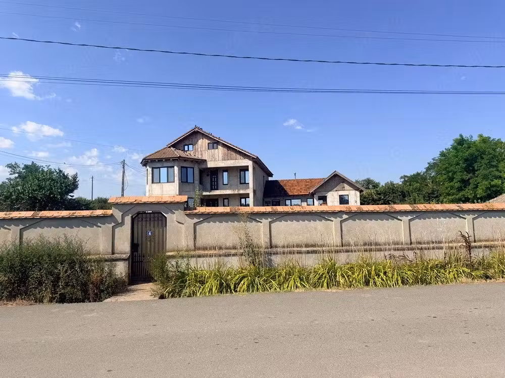 Casă P+1+M cu 3.500 m  teren, livadă și dependință locuibilă   Casicea, jud. Constanța