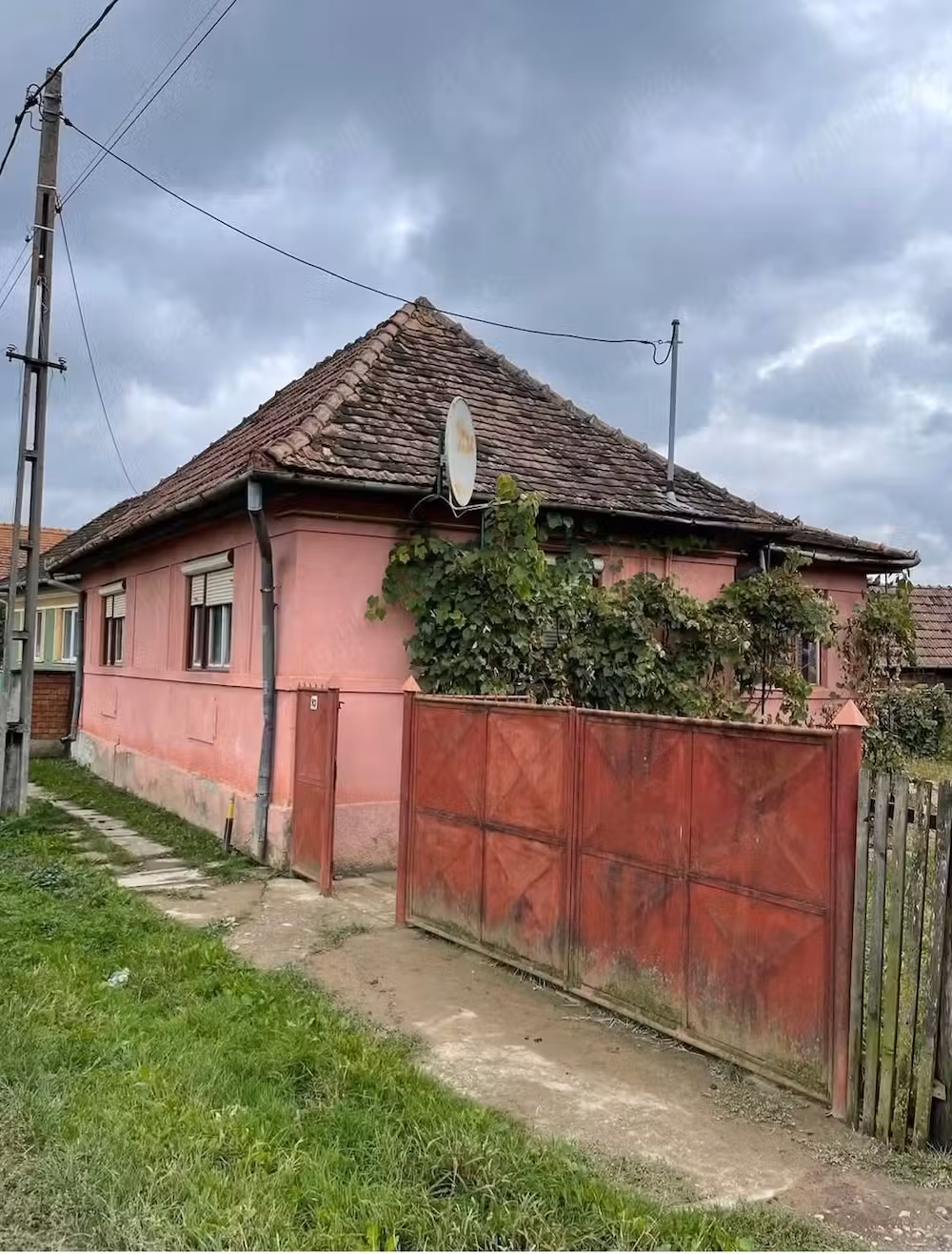 Teren intravilan 2600 m , casa  si sura de vanzare in Soard