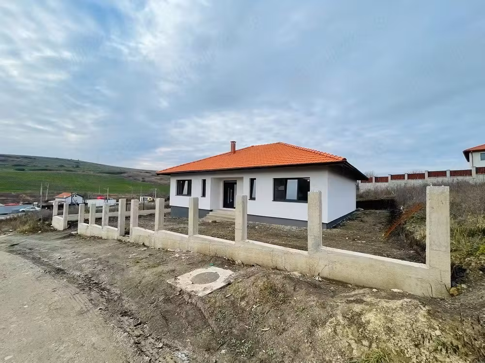 PF Vând Casă pe un singur nivel + terasă 32m , teren 1.000 m