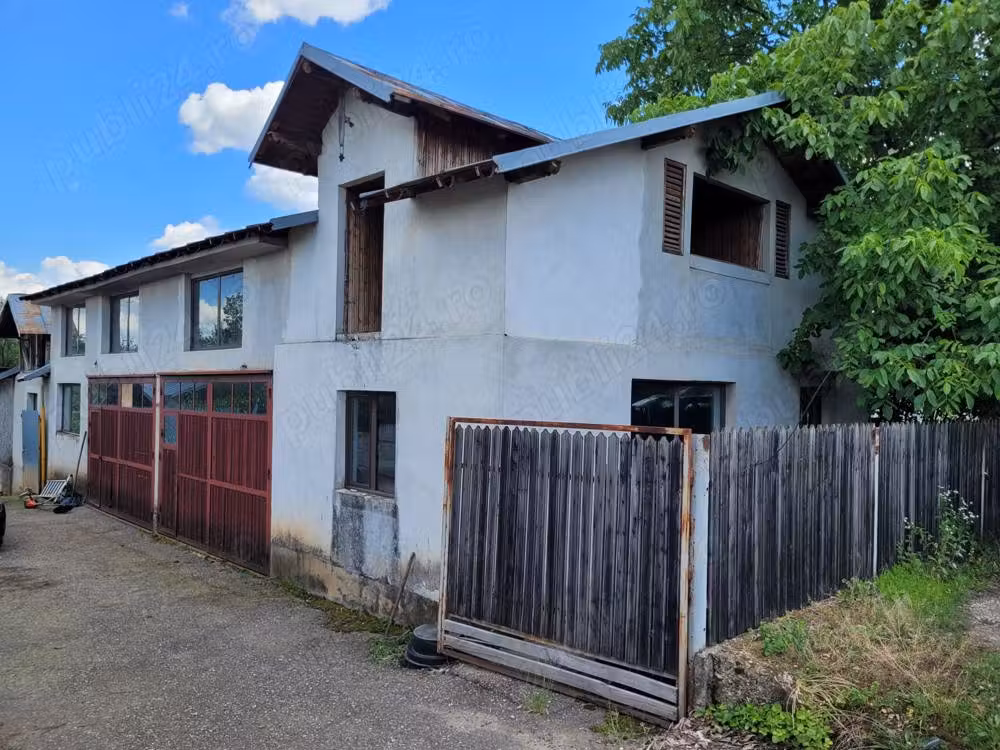 Clădire cu teren generos, poziție excelentă - Baicoi, acces rapid DN1 - URGENT