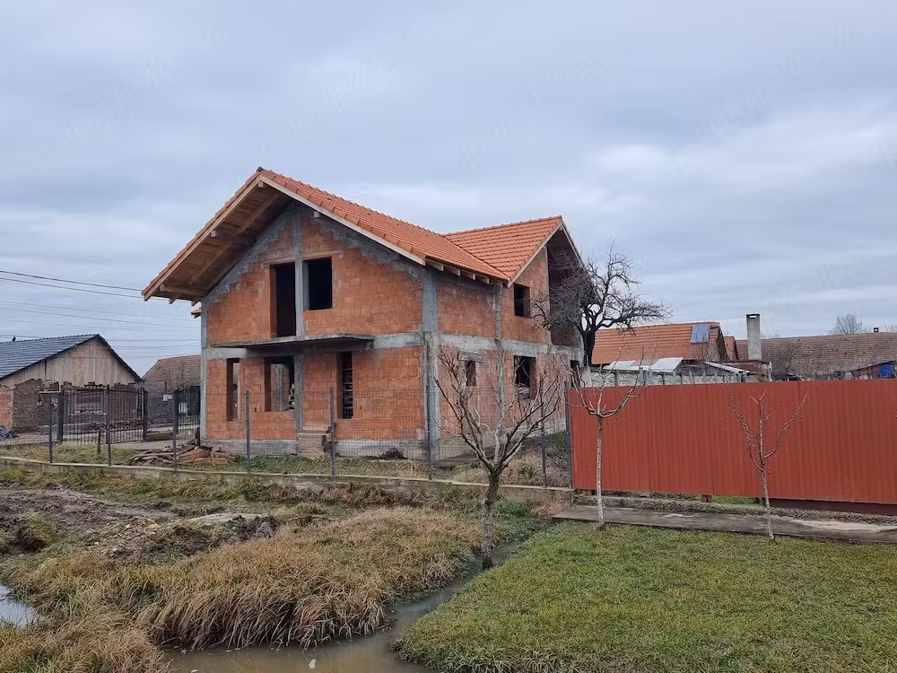 Proprietar - Vând casă P+M la roșu (cu acoperiș), cărămidă Porotherm Bacova