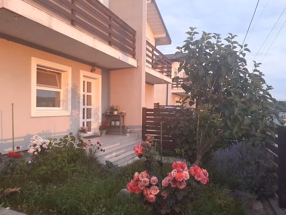 Casă modernă tip duplex, 4 camere, 2 băi, utilități, parcare, terasă mare, priveliște superbă