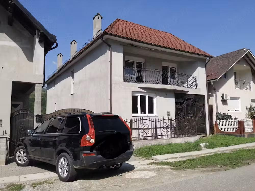 Vând casă cu etaj 167 mp, teren 1200 mp, parțial mobilata