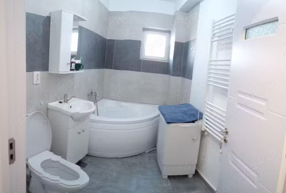 Garsonieră cu geam la baie