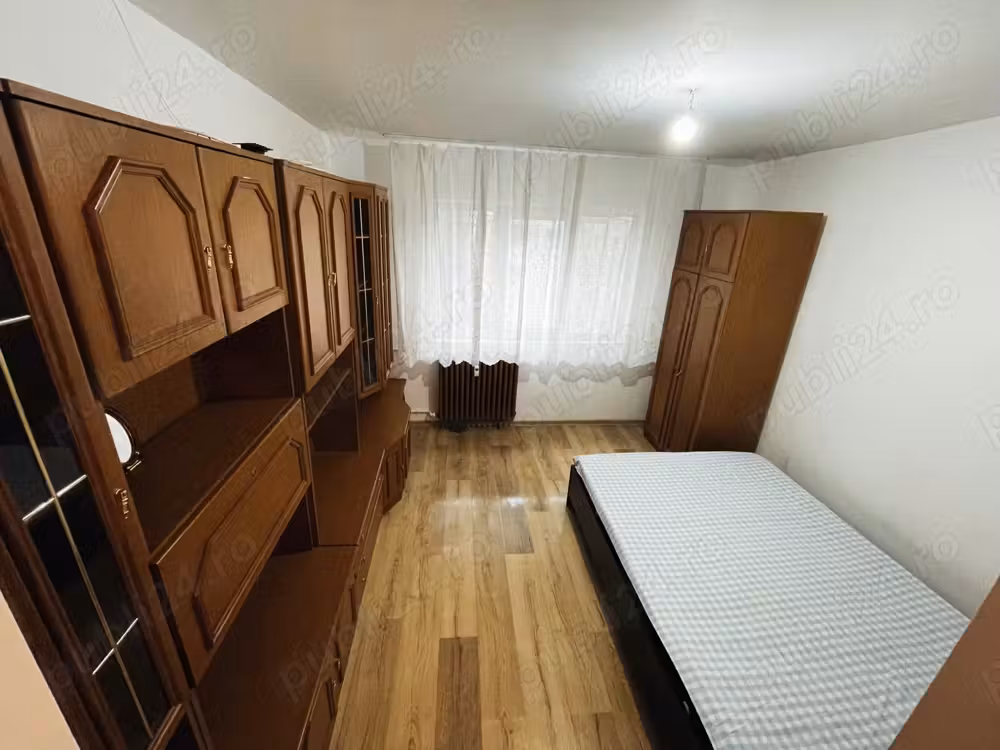 Camera de închiriat