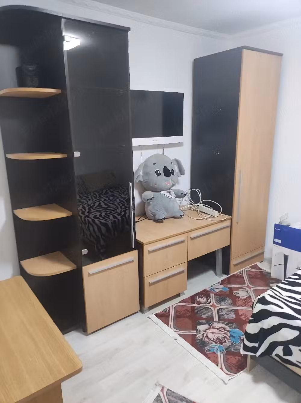 Închiriez o camera La curte