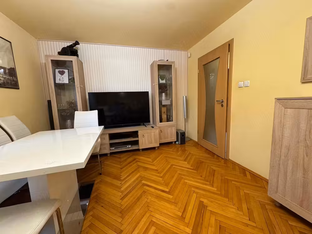 Vând apartament cu 3 camere, decomandat, etajul 1, zona Lipovei - Holdelor