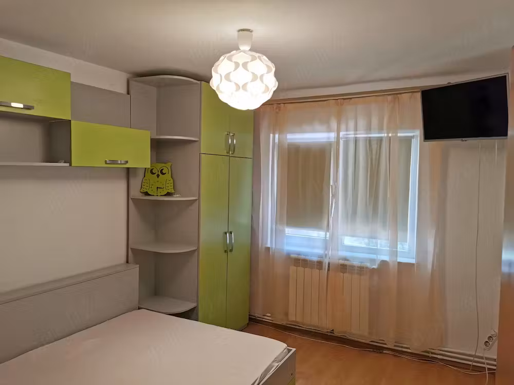 Inchiriez apartament 3 camere Central