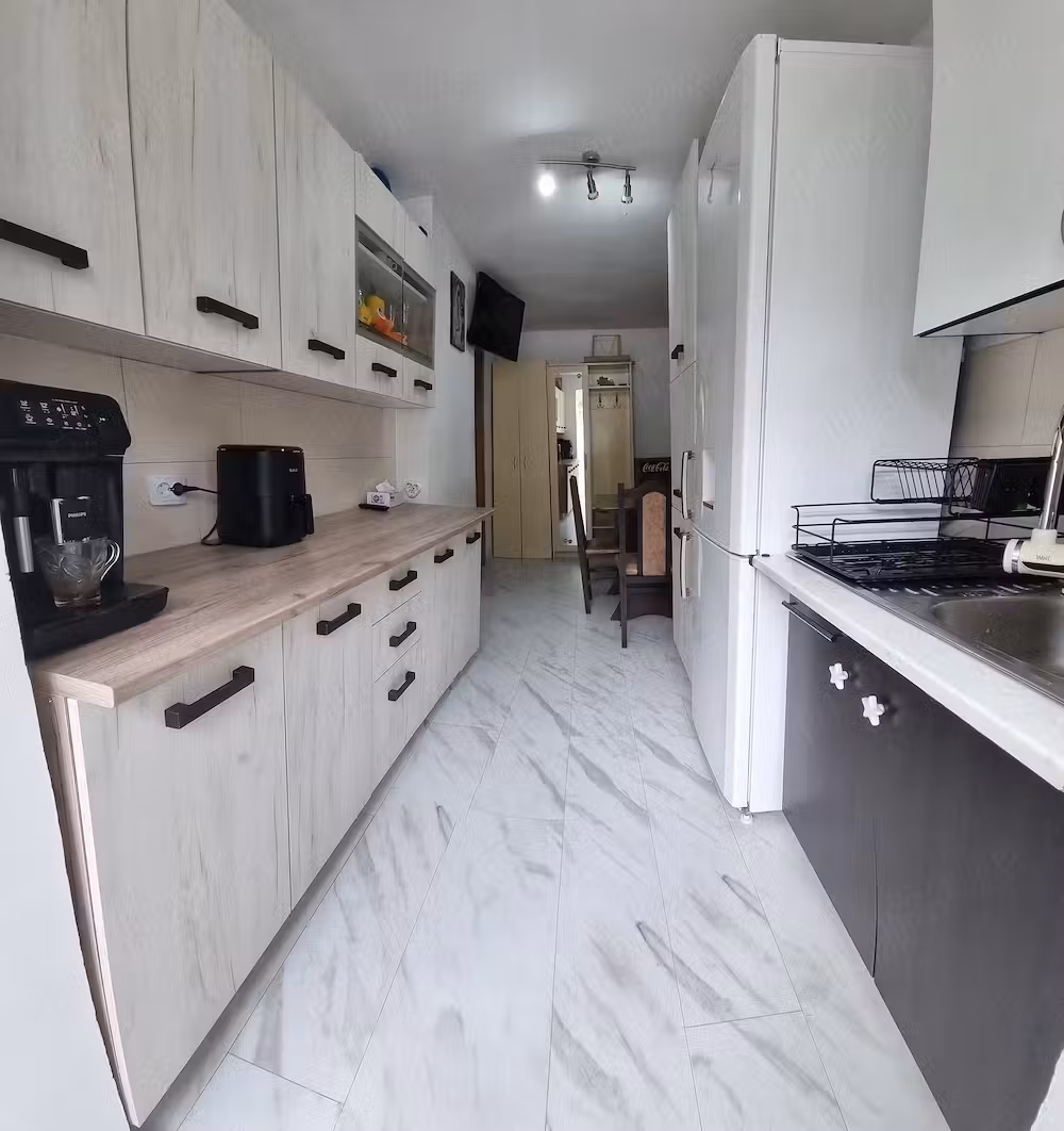 Apartament 2 camere decomandat, centrul orașului Brezoi, vedere la Vârful Țurțudan