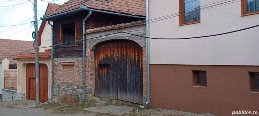 Casă și teren generos de vânzare în Rășinari