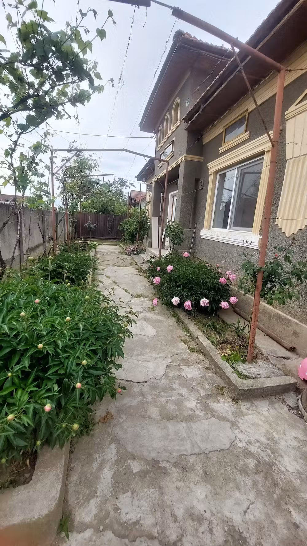 Casa solidă și spațioasă cu teren generos
