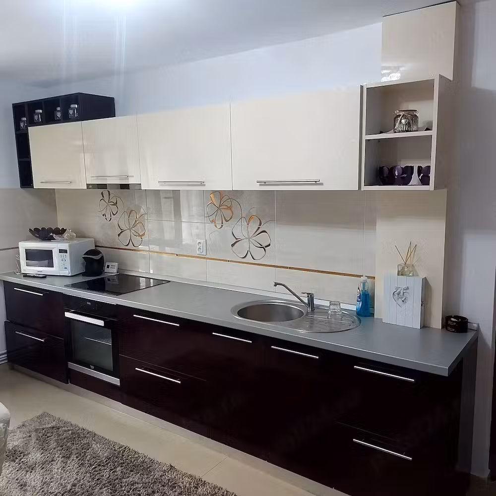 Închiriez apartament cu 3camere+1 cameră dresing