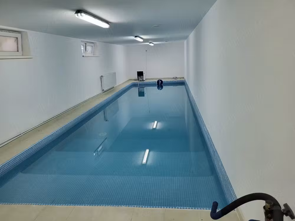 Ocazie !!! Vand casa cu piscina interioara la pret excelent !