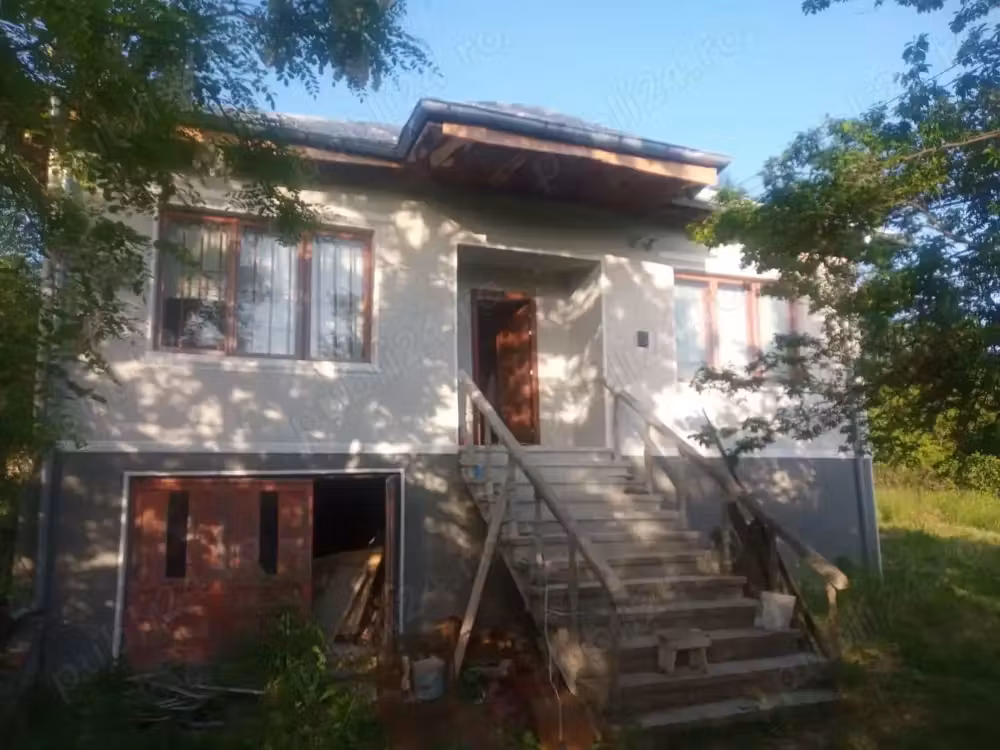casa 6 camere, parter inalt, beci+garaj,constructie 1995, incalzire centrala l teren intravilan 1,5h