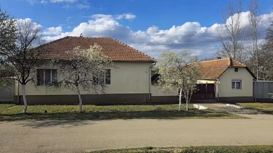 Casă Curtea