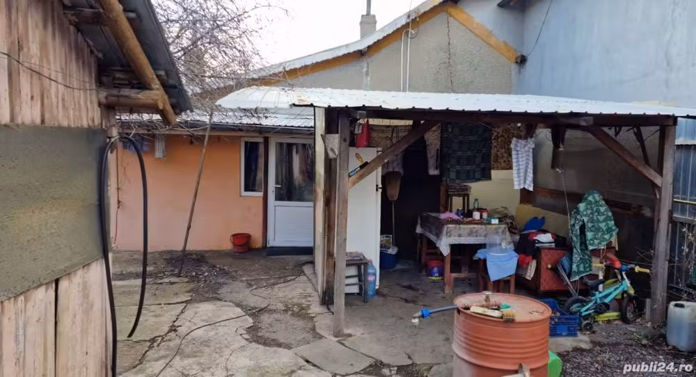 Vand casa batrânească + teren intravilan