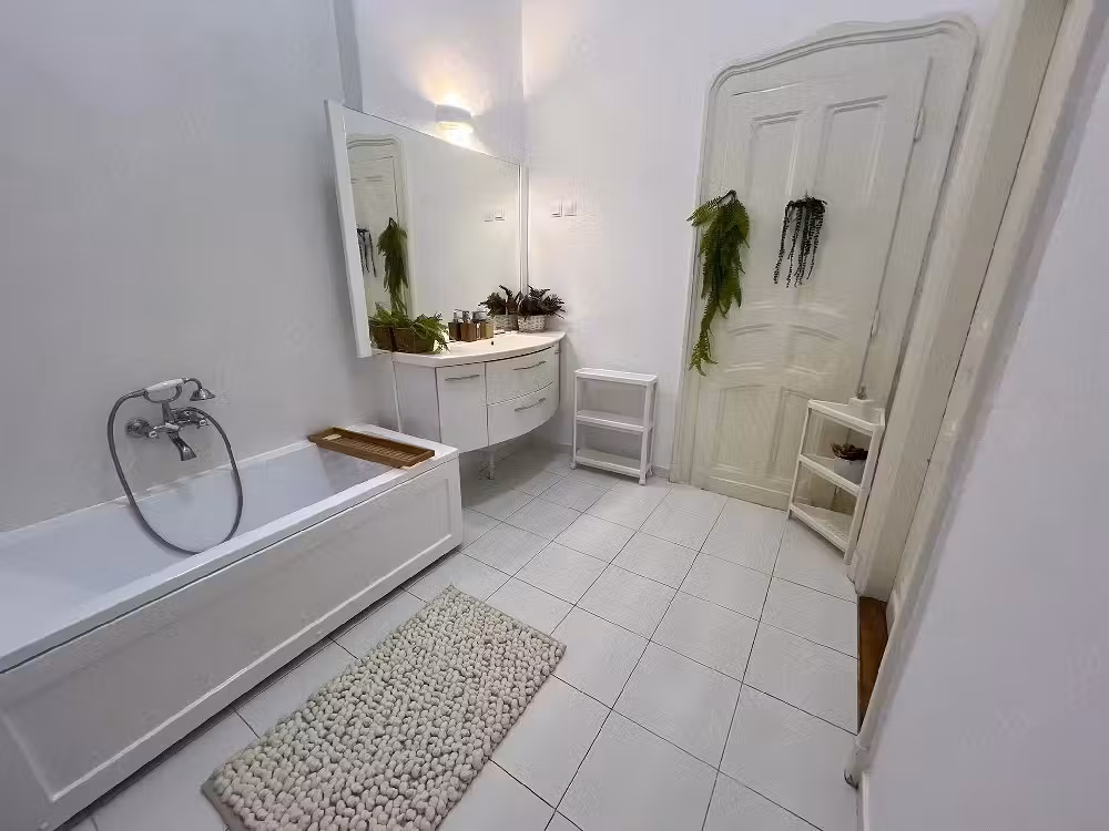 Trăiește în inima Timișoarei   Apartament istoric cu vedere spectaculoasă asupra Pieței Victoriei.