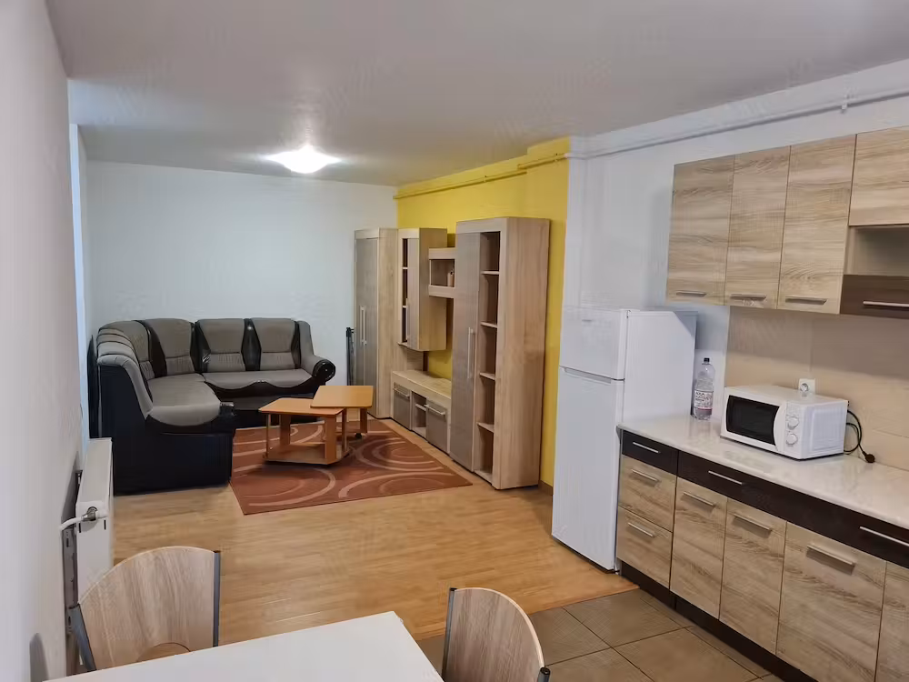 Inchiriez apartament de 3 camere