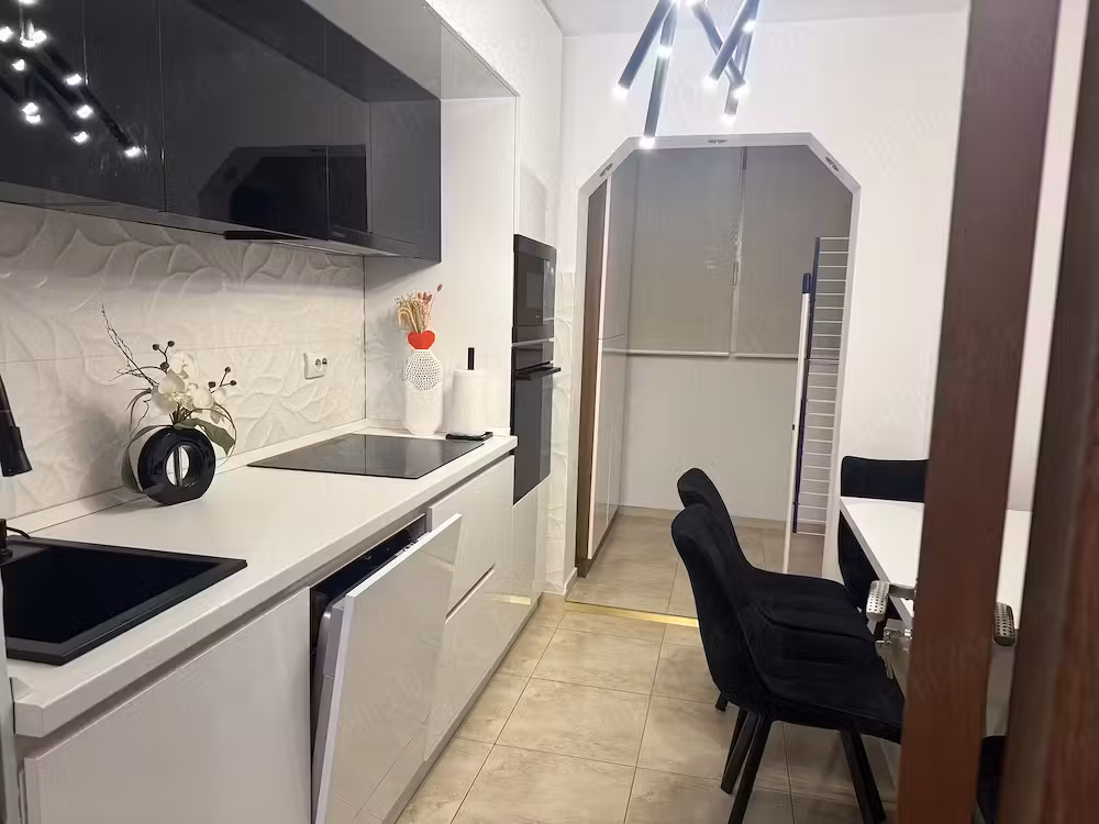 Apartament de 3 cam de închiriat aproape de metrou