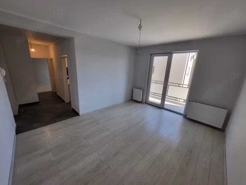Apartament 2 camere. DECOMANDAT. Bucatarie inchisa. Etaj 1. Asfalt. Transport in comun si magazine.