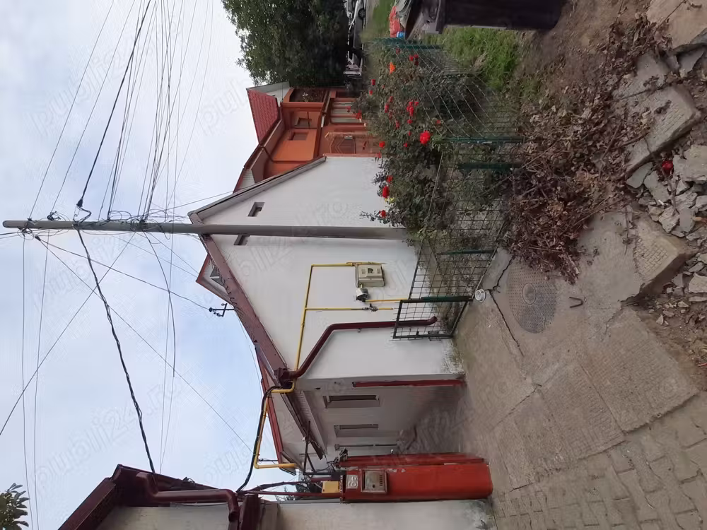 2locuințe(case)cu câte o cameră,baie,bucatarie fiecare. Proprietatea se vinde intreagă sau separat.