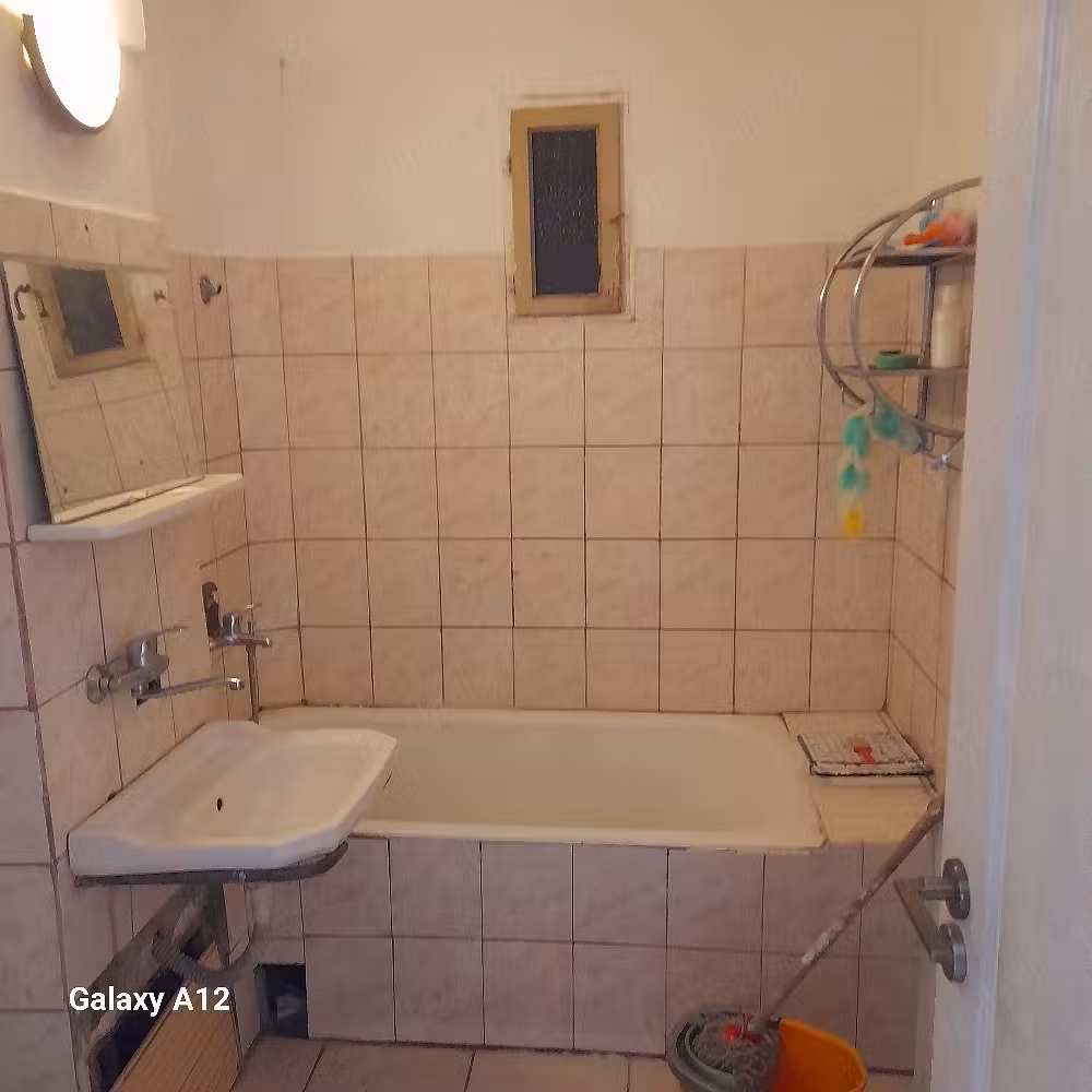 vand apartament cu 4 camere