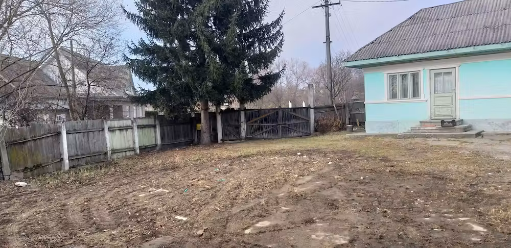Casă cu lac propriu si acces la rau, livada cu un ha de pământ