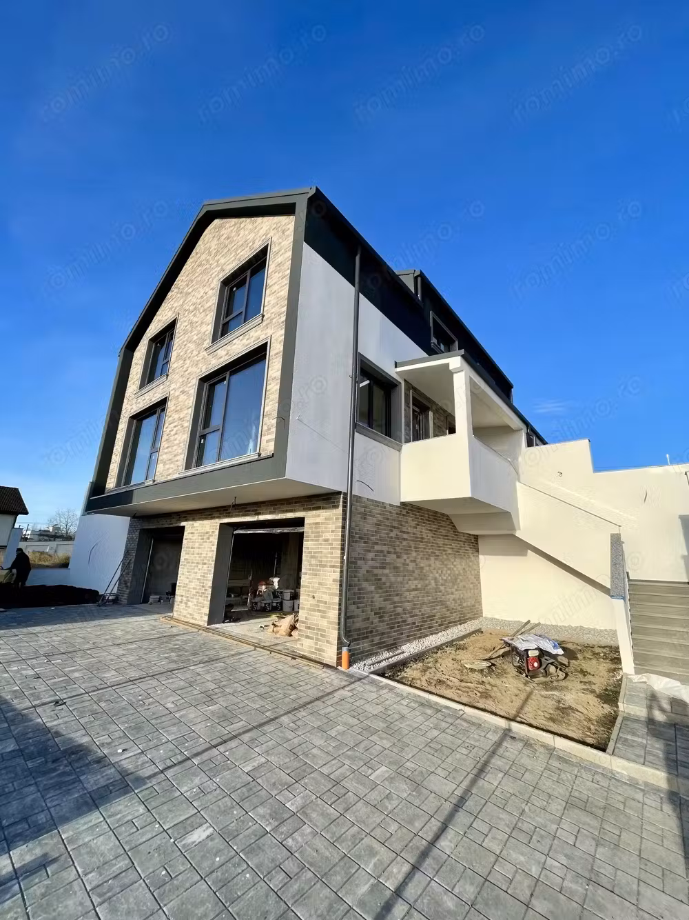 Vanzare casa cuplata cu panorama 156 mp utili, 2 garaje zona Dambul Rotund