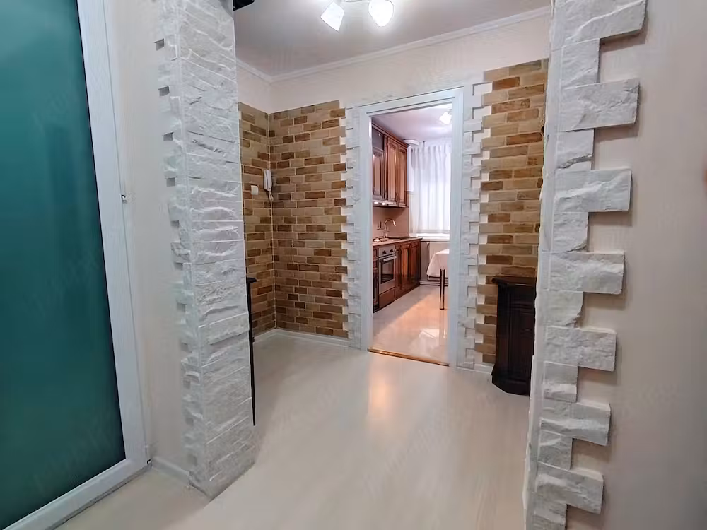 Apartament 3 camere decomandat ,etaj:2din4,central,zona Hipodrom
