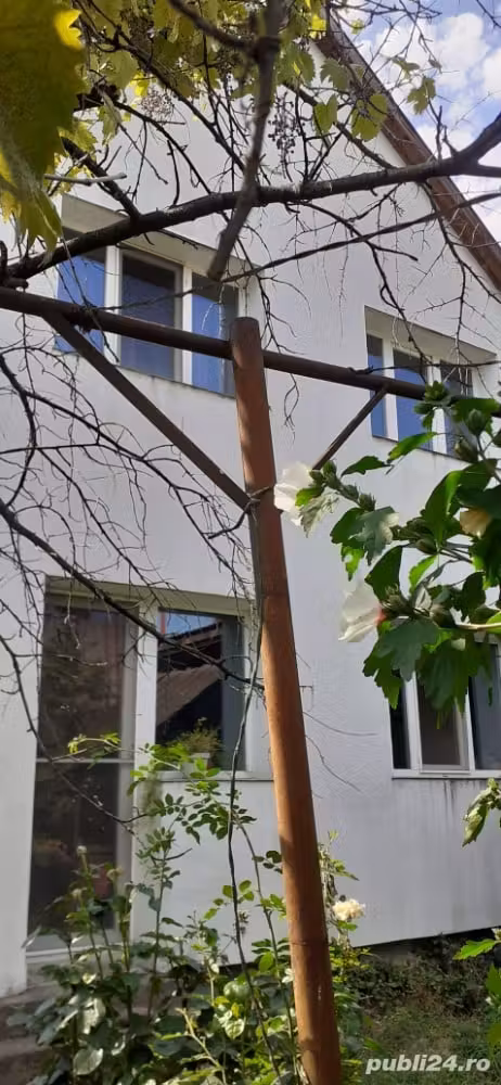 Casa cu etaj de vanzare,zona Primariei,curte comuna,atipică