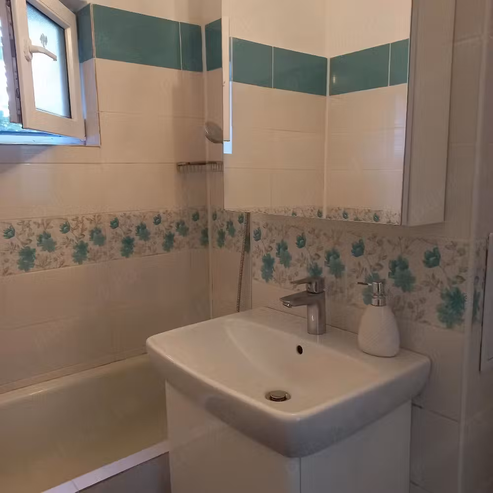 Roman- Inchiriez apartament 2 camere decomandat, et 1, 61 mp, langa Scoala nr. 9 Roman