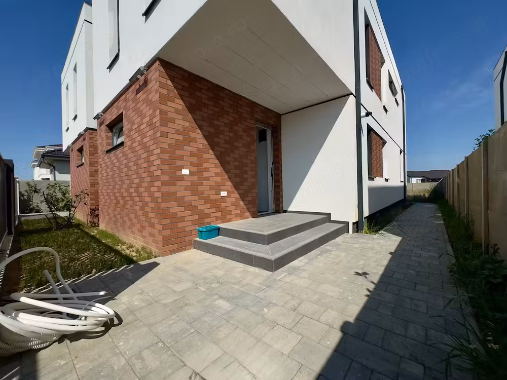 Duplex finalizat despartit prin casa scarii cu 3 bai si design morden !