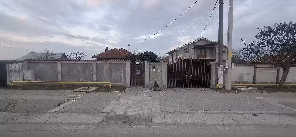 casa de vanzare pretul 40000 negociabil
