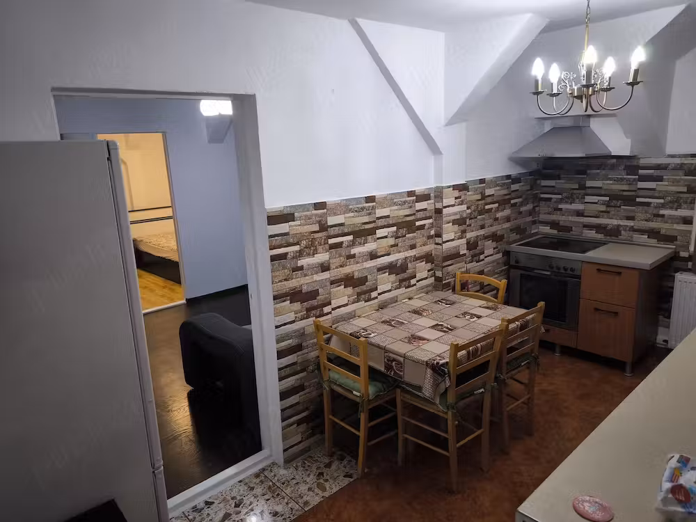 Închiriez apartament cu 3 camere