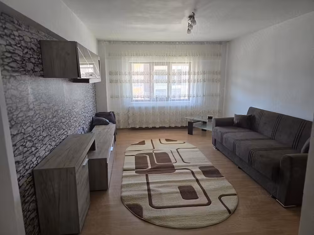 Închiriez apartament 2 camere, decomandat, zona Bazar- Orizont