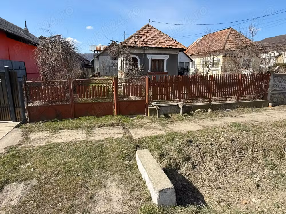 Vând casa cu dependinte